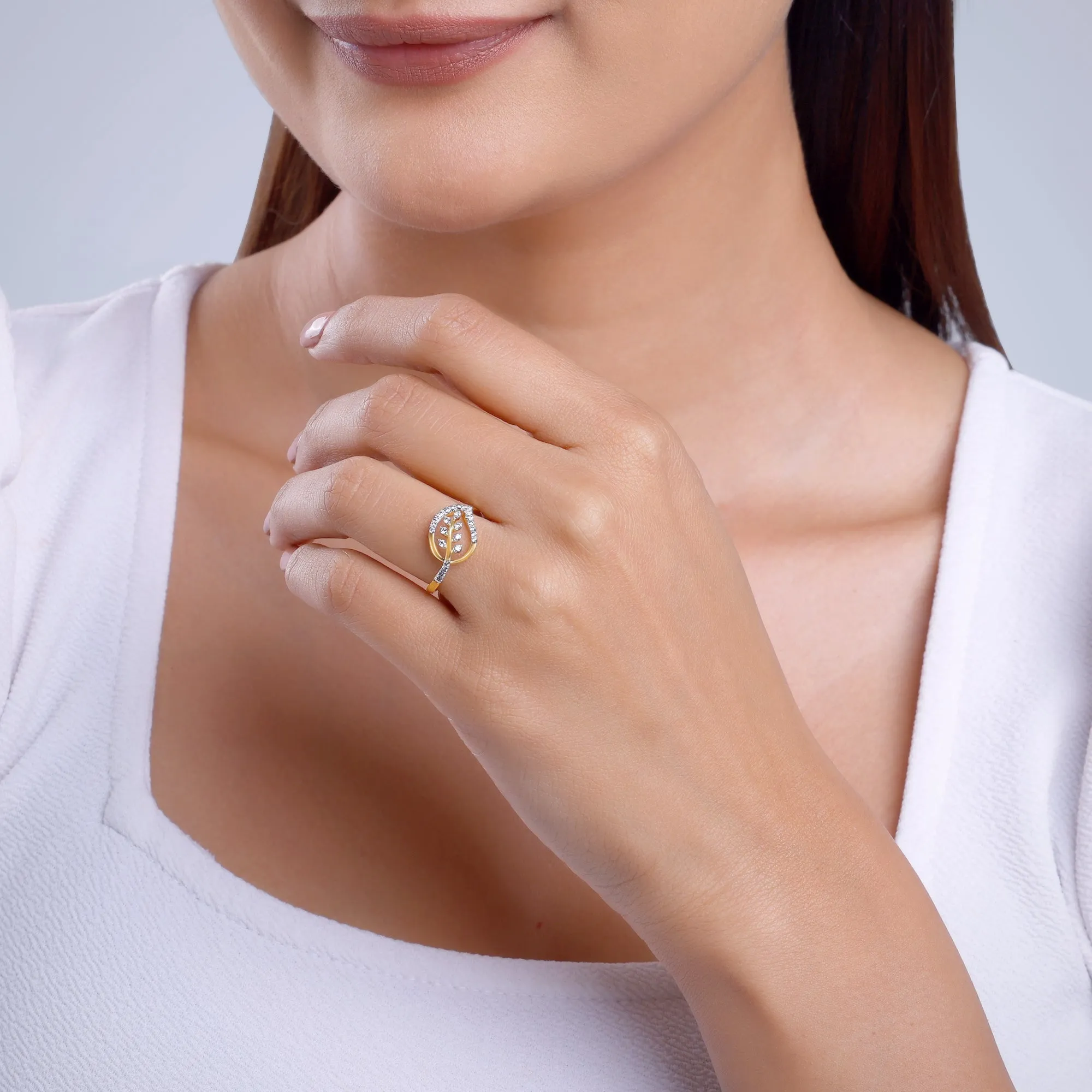 Gold Leaf in Luxury Diamond Ring Giva
