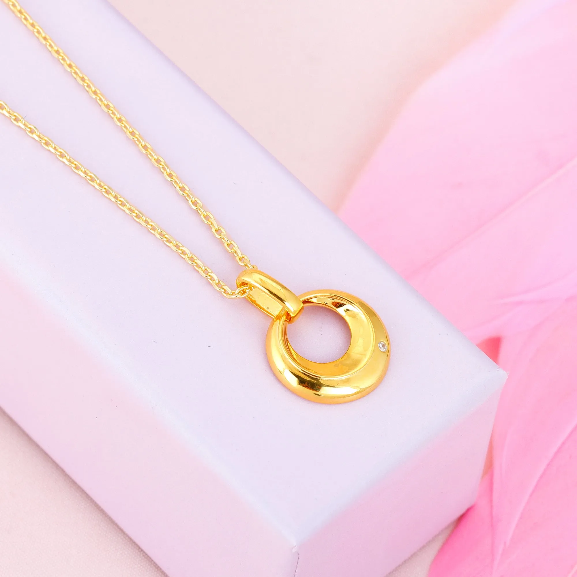 Golden Halo Pendant with Link Chain Giva