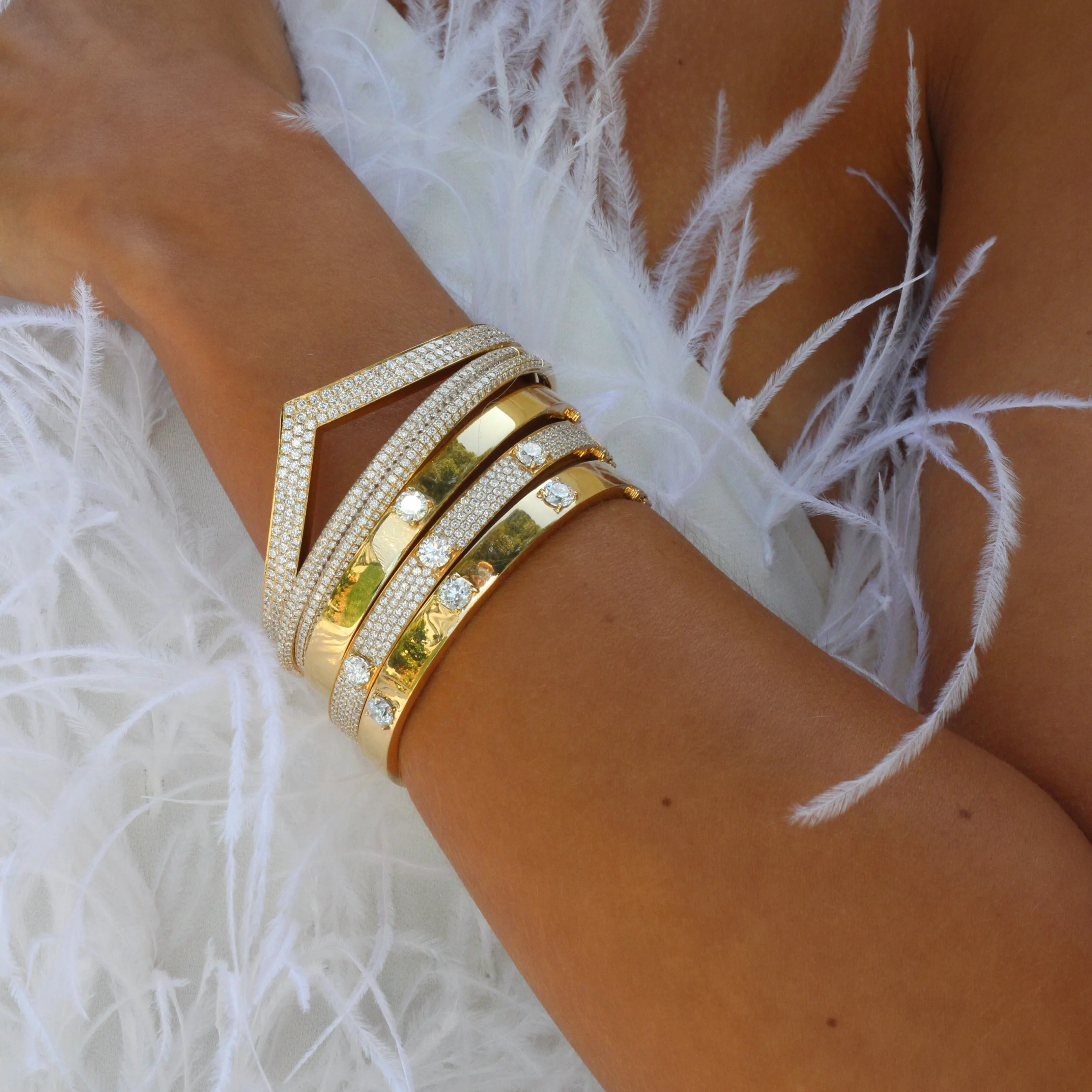 OVAL BRACELET WITH ONE ROUND DIAMOND Anita Ko