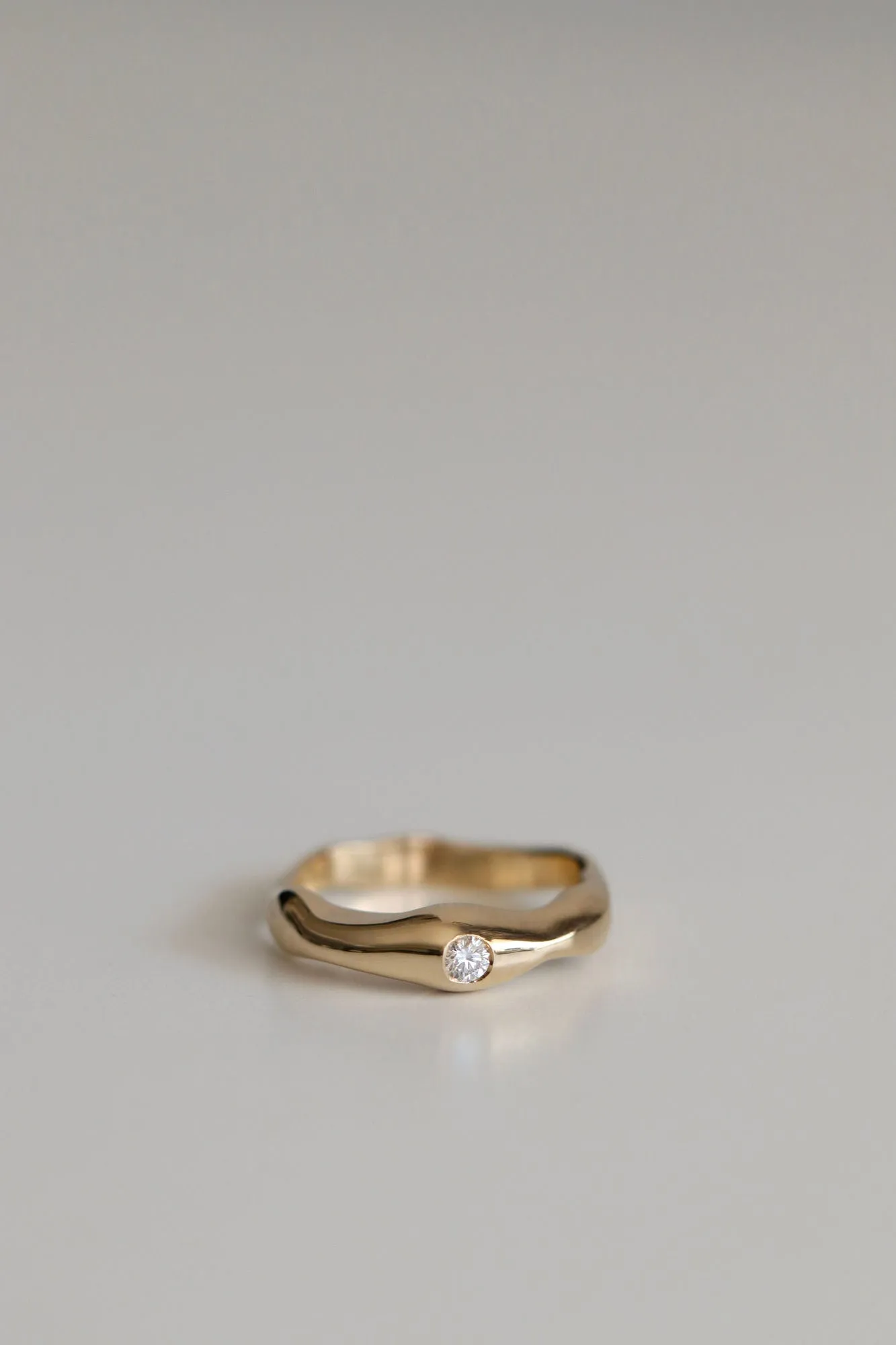 Sara White 18K Gold Ring w. Diamond